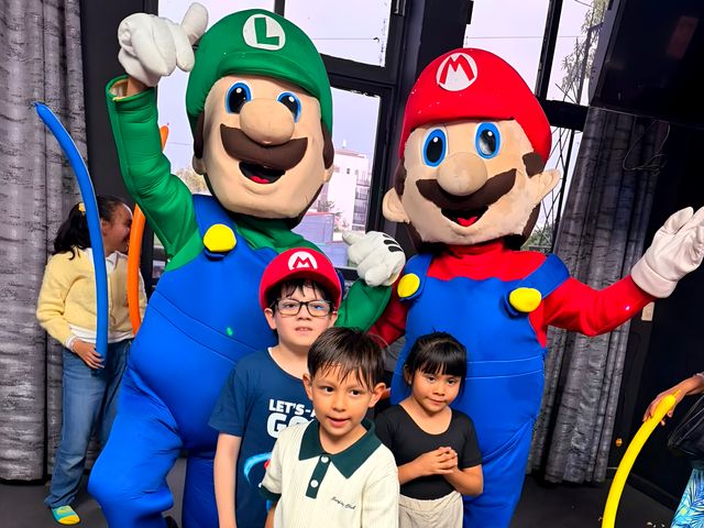 Dos personajes con niños y globos largos