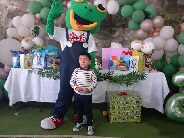 Personaje de rana con un niño y mesa de regalos